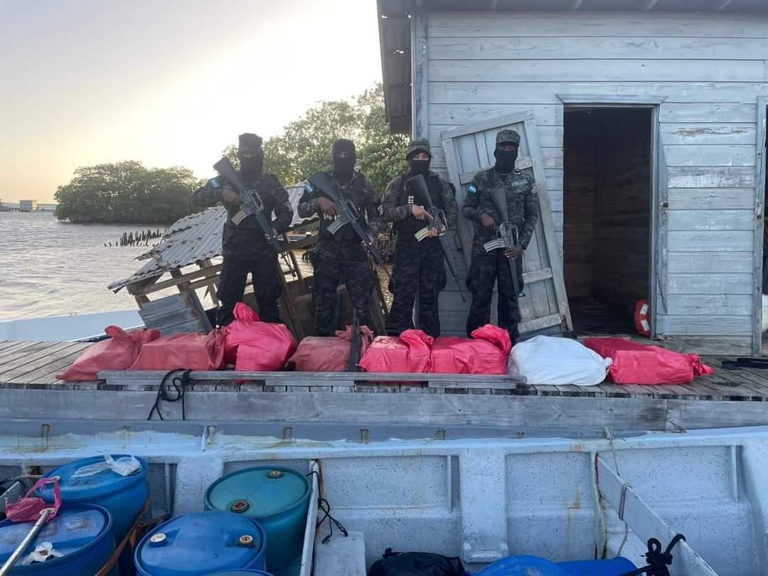 Decomisan ocho fardos de cocaína en Islas de la Bahía