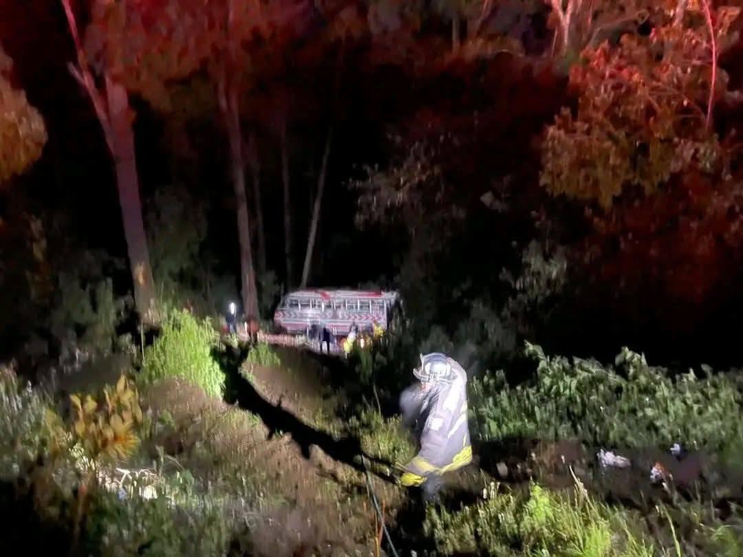 Se fue a un barranco: al menos 15 muertos en accidente de bus en Guatemala