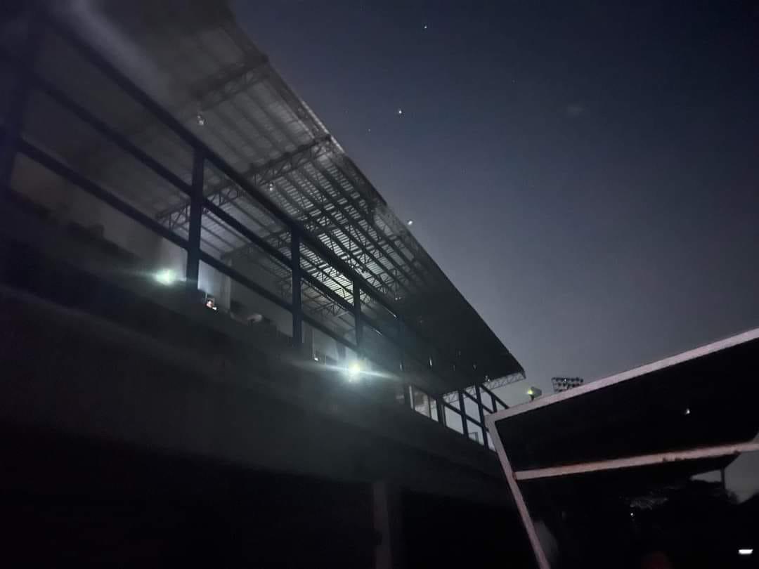 En dos ocasiones se fue el fluido eléctrico en el estadio Emilio Williams de Choluteca.