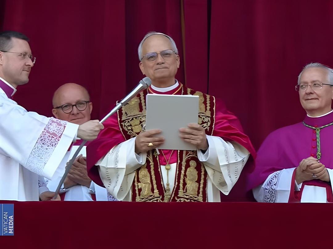 La curiosa imagen de Milei felicitando al papa