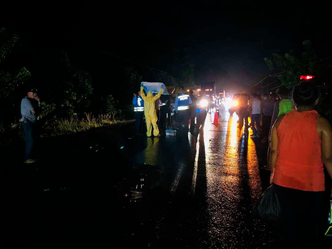 Jóvenes mueren al impactar su moto con pesado camión