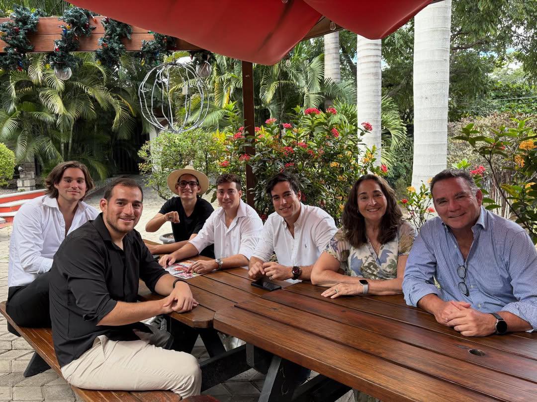 Danilo Carrera celebra la graduación de su hermano en Zamorano