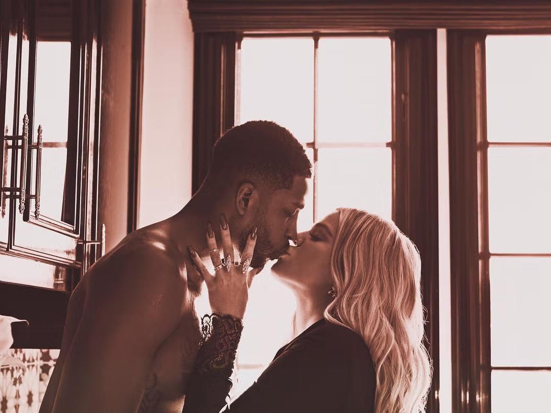 Khloé Kardashian le ha hecho creer a su hija que sigue casada con su papá
