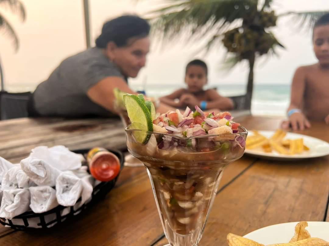 Tela y sus playas de arena blanca, más sus restaurantes y hoteles, son una opción predilecta para los turistas locales y extranjeros en Honduras.