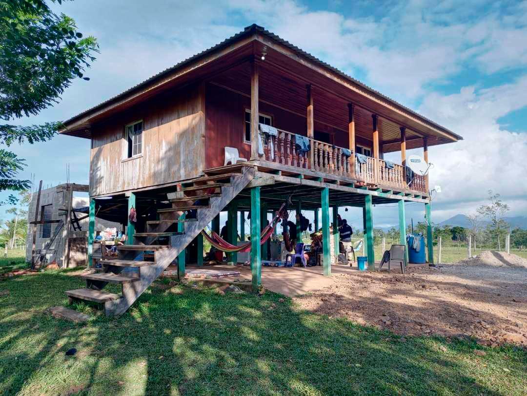 Incautan casa, carros y armas en Colón