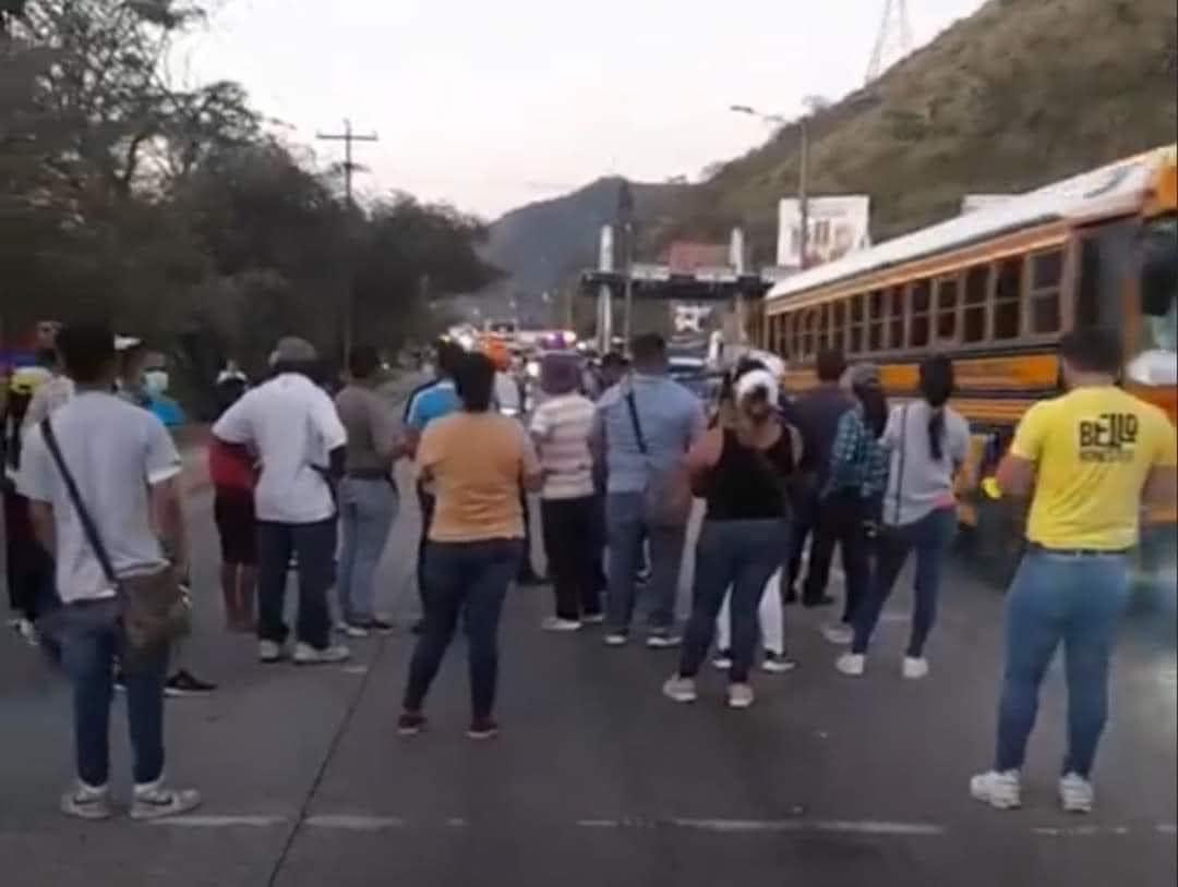 Congestionamiento vial en el bulevar del sur de San Pedro Sula, debido a una protesta de pobladores de Chamelecón.