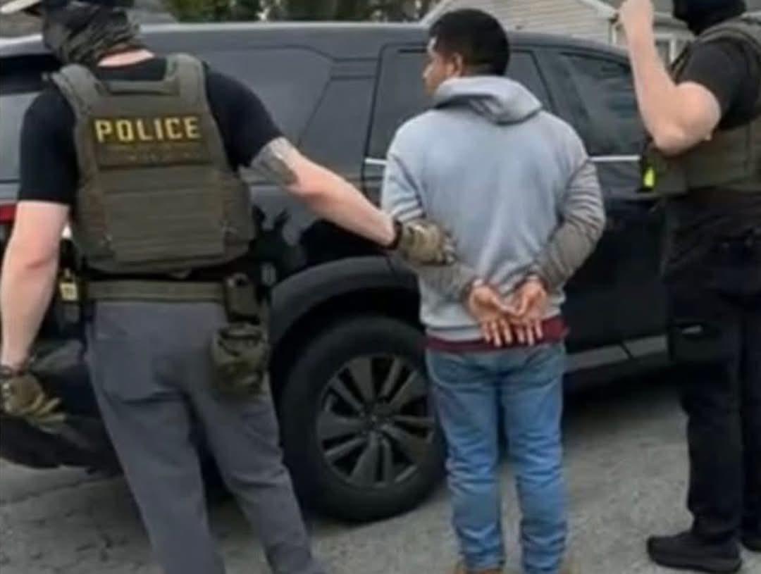 Contratan a migrantes para que les arreglen el techo y luego llaman a ICE para no pagarles