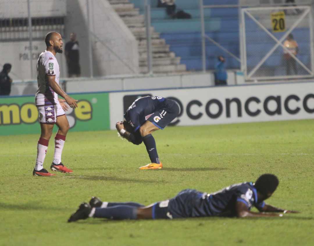 El lamento de Auzmendi tras una clara oportunidad que erró.