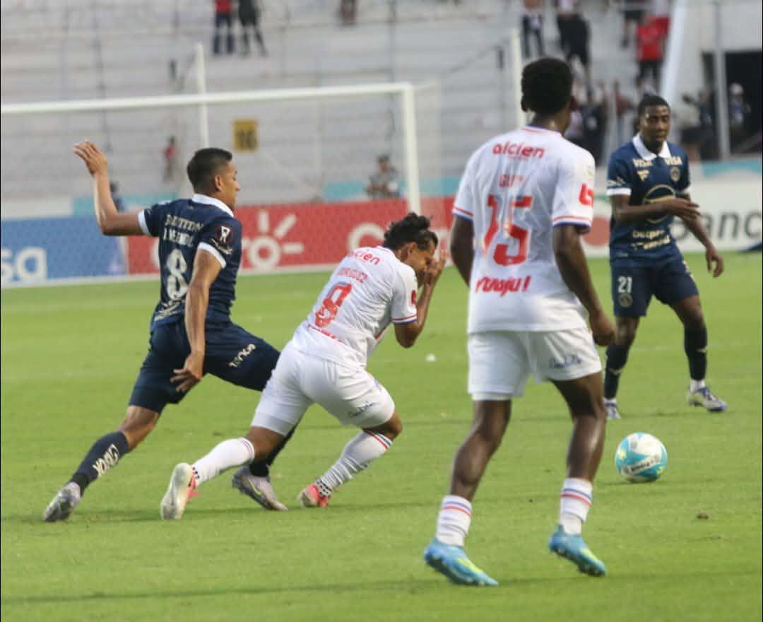 El increíble error de Menjívar vs Motagua, agresión a Edwin, sangre y baile en Olimpia