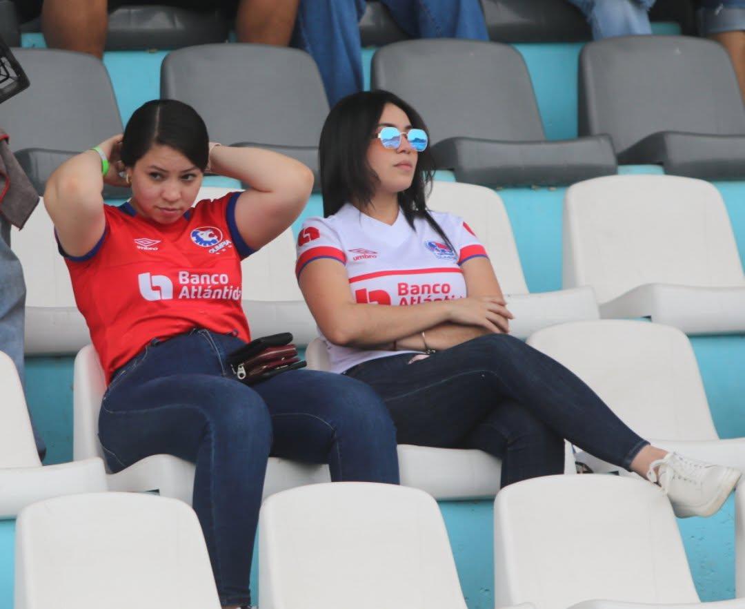 Olimpia-Motagua: Exgoleador aparece como Policía, susto y chica del 911 cautiva