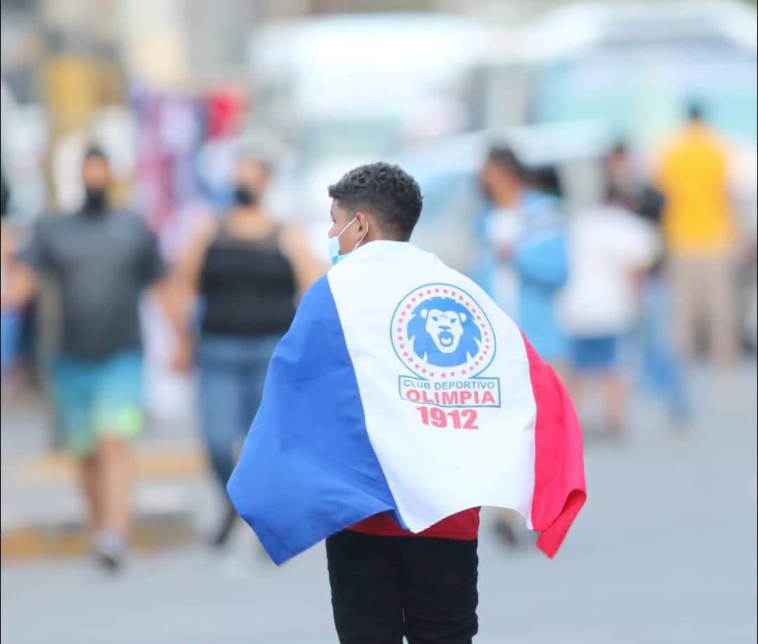 Bellas chicas y la Ultra Fiel: el ambientazo en la semifinal de vuelta Olimpia-Motagua en el Nacional