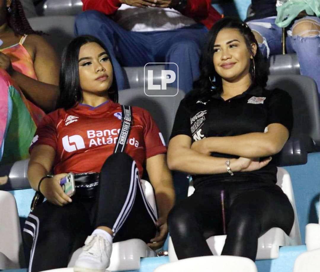 Dos guapas aficionadas del Olimpia a la espera del partido.