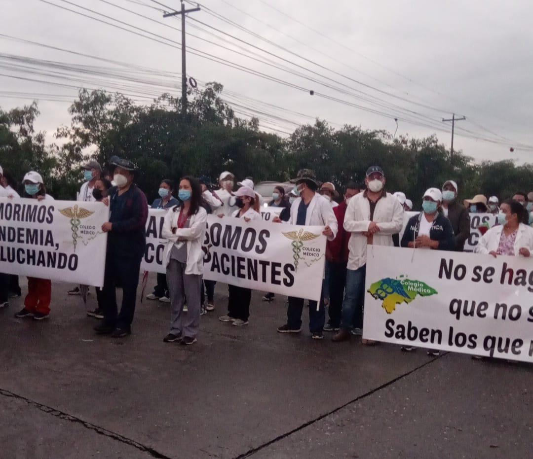 Médicos madrugan a tomarse bulevar del sur en San Pedro Sula