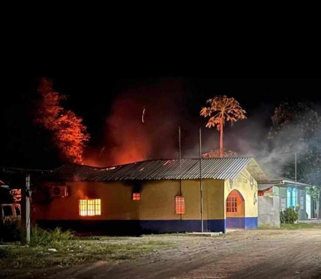 Piden investigar quema de posta policial en Colón