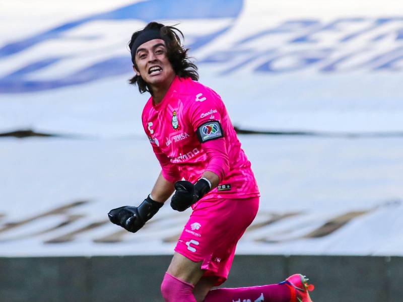 El portero Carlos Acevedo del Santos Laguna celebrando su gol de cabeza.
