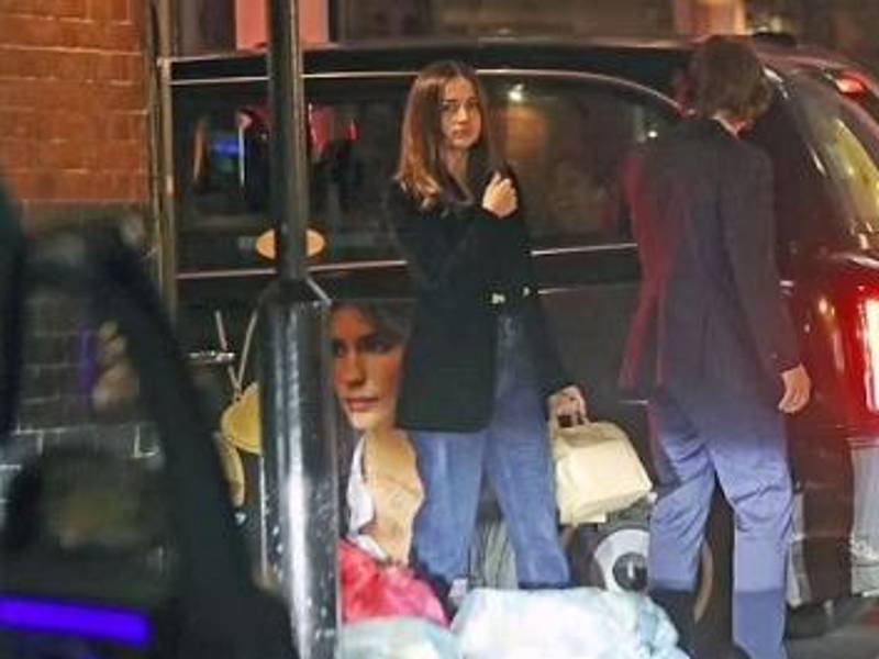 Los famosos salieron de un restaurante en taxi.