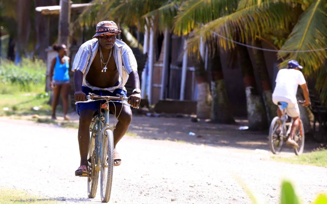 Un poblador de Bajamar se transporta en su bicicleta. Ese es el medio de transporte común en la comunidad. 