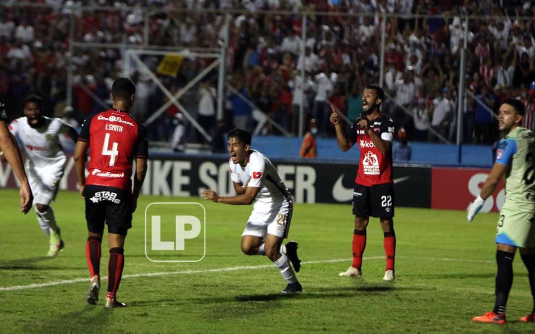 José Mario Pinto corre a celebrar su gol para el 1-0 del Olimpia ante Alajuelense.
