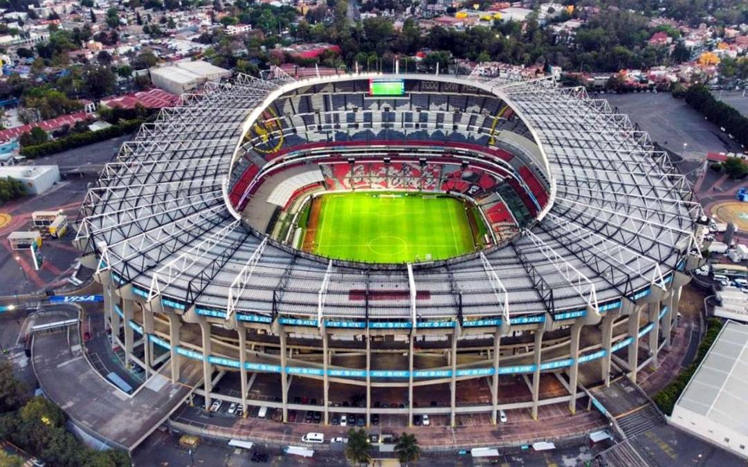 Estadio Azteca (Ciudad de México) - Se convertirá en la primera sede de tres ediciones mundialistas, después de acoger partidos de los Mundiales de 1970 y 1986.Sobre el césped de la icónica cancha, con un aforo actual de 87.000 espectadores, el brasileño Pelé levantó el trofeo en la final del Mundial de 1970 y el argentino Diego Maradona el de 1986.