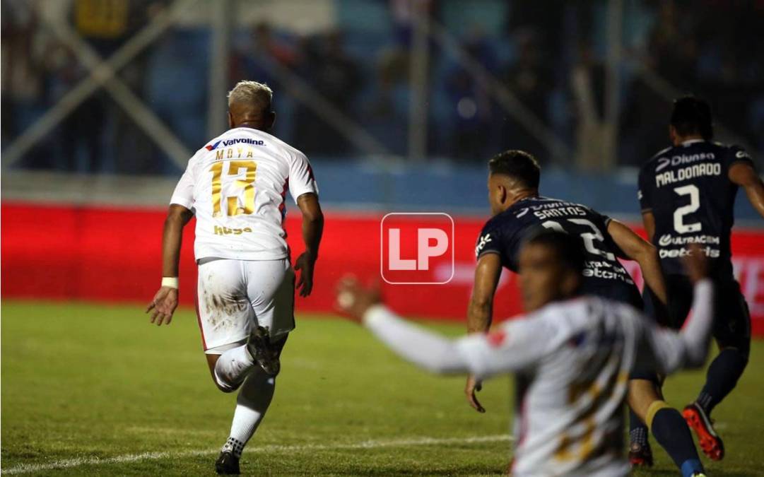 La jugada del penal que reclamó Olimpia. Marcelo Santos salvó un disparo de Brayan Moya con la mano.