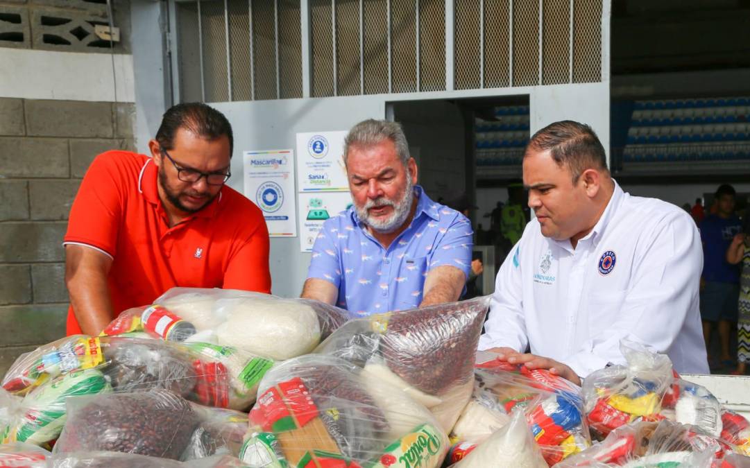 Alcalde de San Pedro Sula brinda asistencia alimentaria a ciudadanos que están en albergues