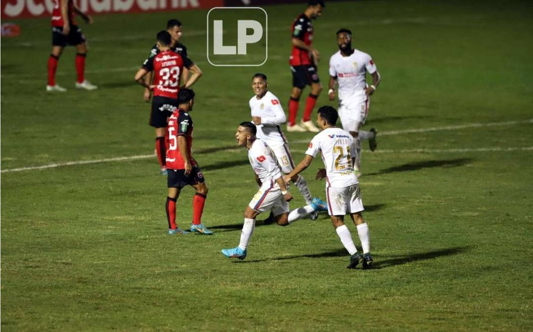 Muy emocionado corrió Michaell Chirinos a celebrar su golazo ante Alajuelense para el 3-1.