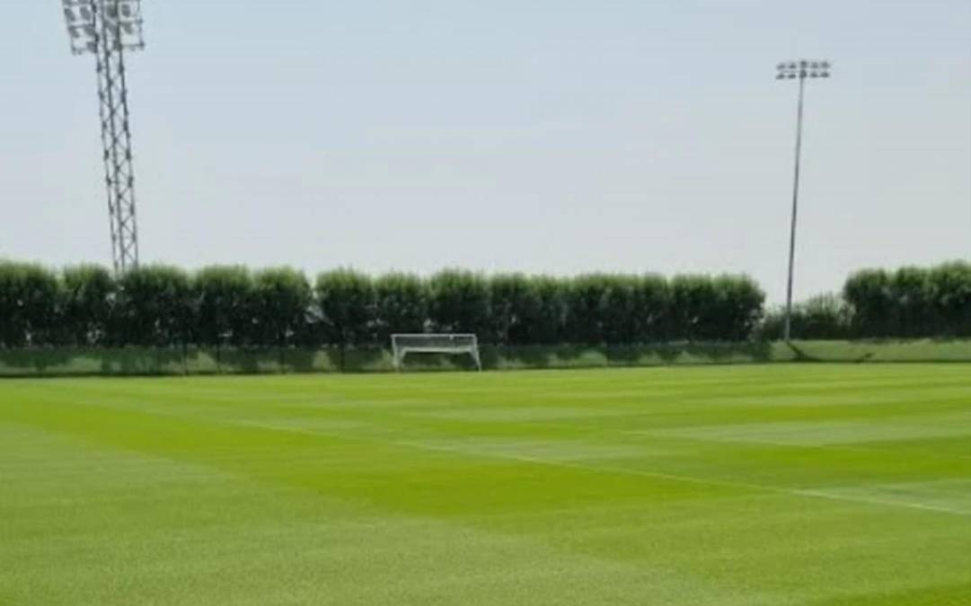 A unos 200 metros de los edificios están las dos canchas reservadas para el entrenamiento de Argentina. E<b>l césped es el mismo que en cada uno de los campos de entrenamiento de las 32 selecciones clasificadas</b> y de los ocho estadios mundialistas