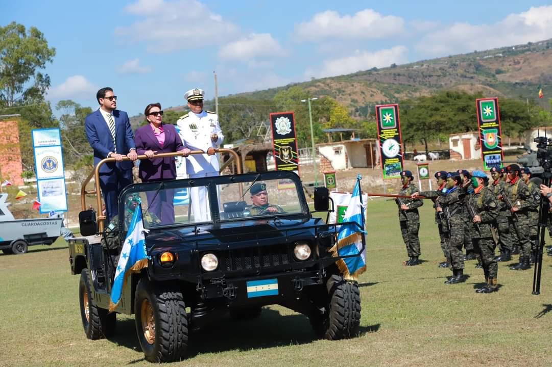 La presidenta de Honduras, Xiomara Castro, durante la ceremonia de transmisión de mando de las Fuerzas Armadas.