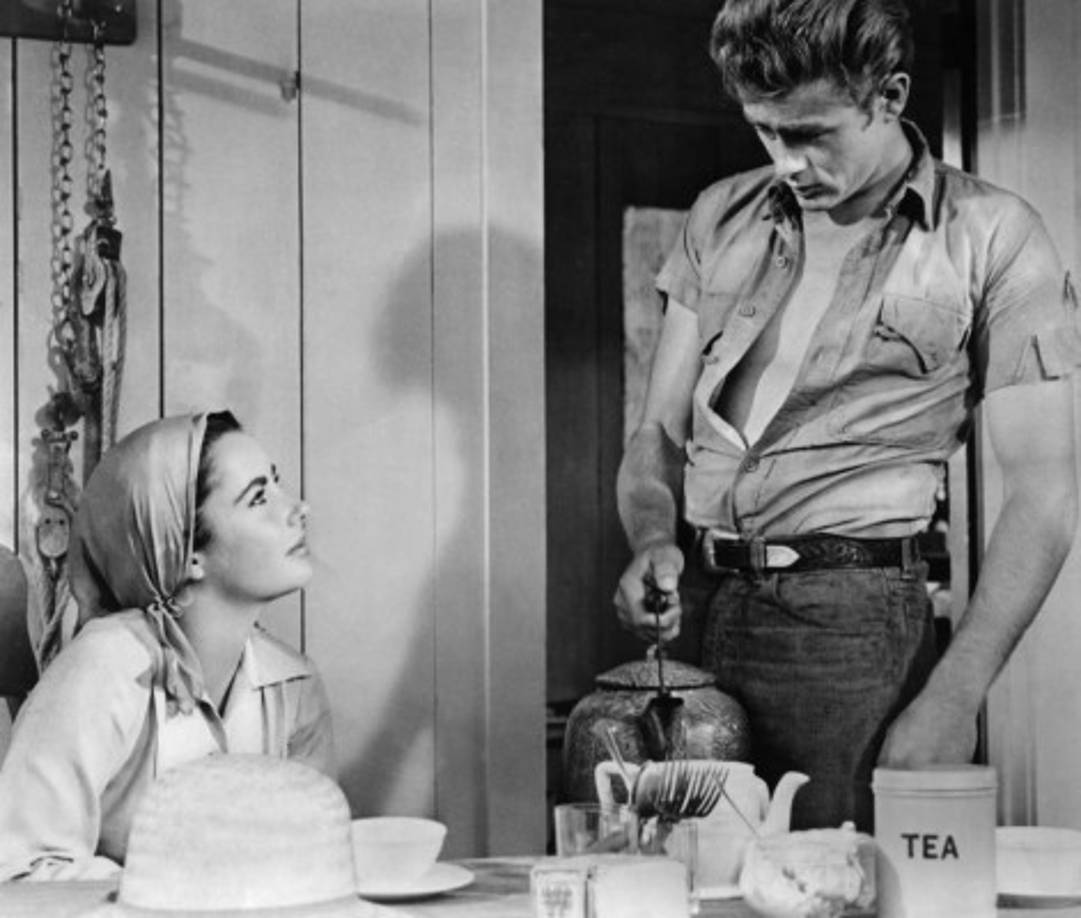 Dean comentaba con sus amigos todos los aspectos de su relación. Dejó de vestirse con camisetas y jeans y trató de imitar a su ídolo.