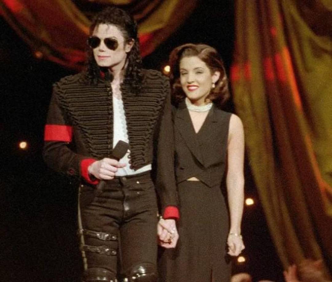 “Cuando estábamos juntos, estábamos realmente enamorados, y luego tuvimos momentos difíciles. Y tuve que tomar la decisión de caminar porque vi que entraban los medicamentos y los médicos, y me asustaron. Me pusieron de nuevo en lo que pasé con mi padre. Eso terminó. Pero aun así pasamos cuatro años más [juntos] después de divorciarnos”.