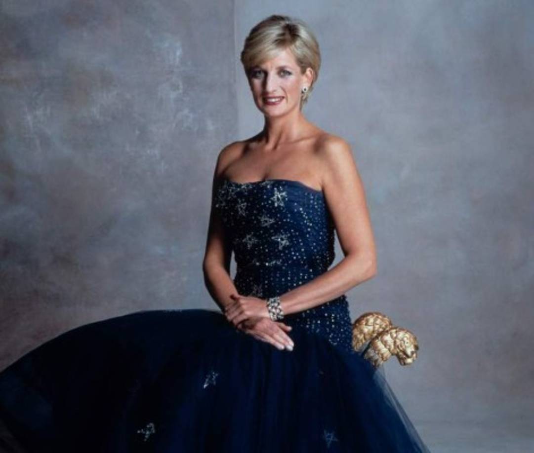 Aprendió rápidamente a usar la moda como instrumento' para 'transmitir mensajes y promover causas', explicó a la AFP Libby Thompson, comisaria de la exposición 'Diana: Her Fashion Story', que puede verse en la que fue su residencia, el palacio londinense de Kensington.