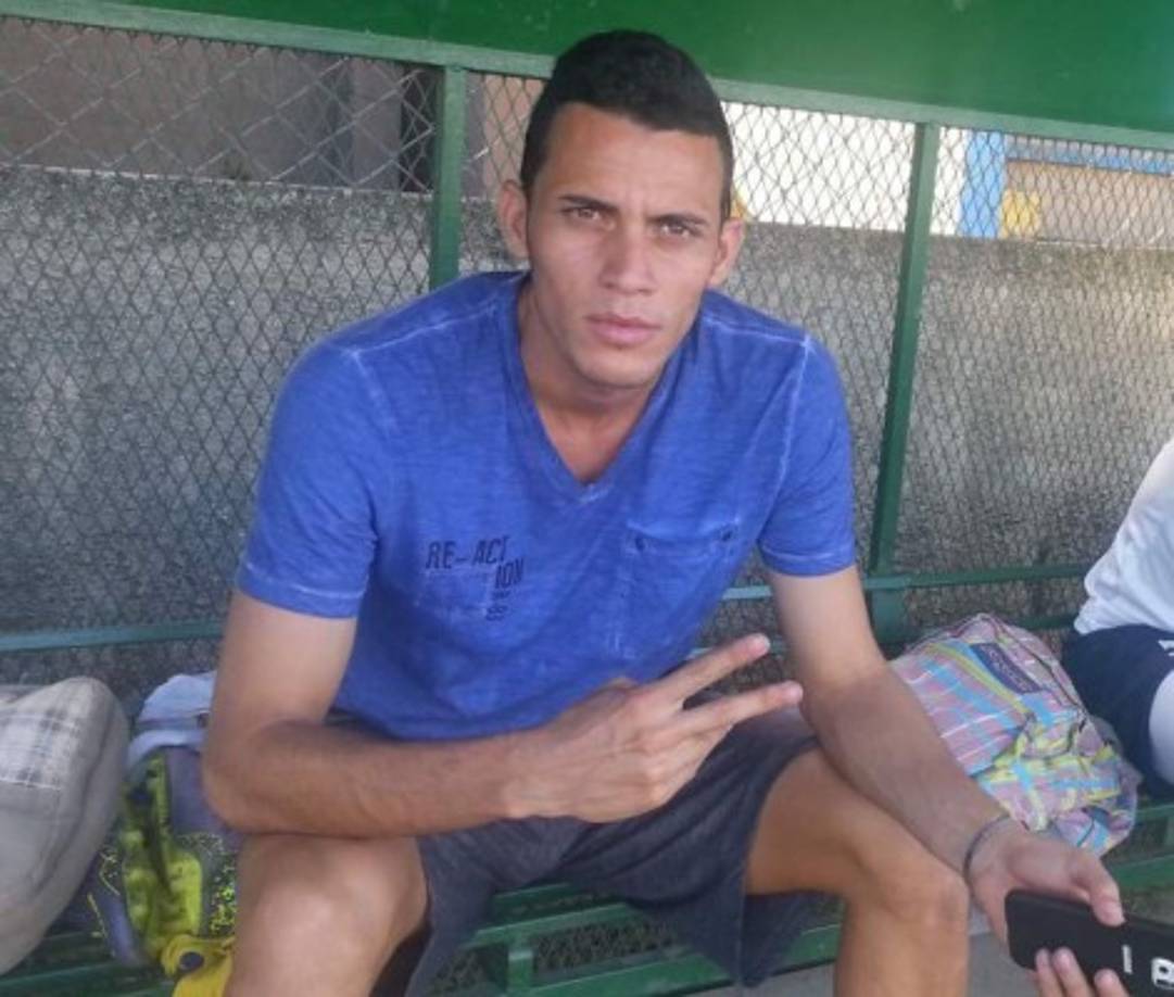 Ángel Tejeda: El delantero tuvo ofertas del Limón de Costa Rica pero al final no llegaron a un acuerdo con el club tico. Seguirá en el Real España.