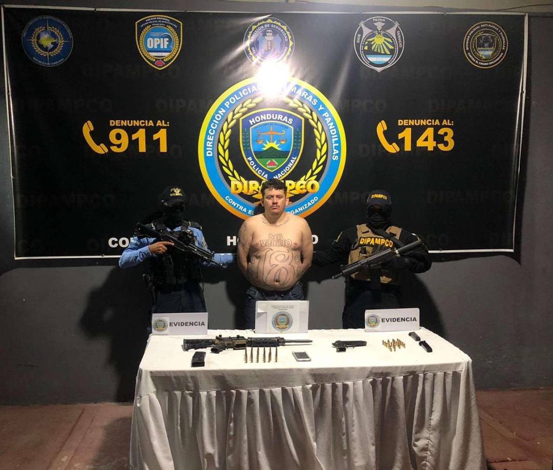 “Salí con la manos arribas, soy Orlin; salí tranquilo aquí estoy yo y tu esposa y tu niña, nadie te va hacer nada; tirá el arma”, se escucha repetir en varias ocasiones al periodista, quien junto al jefe operativo policial, le garantizaban que el arresto sería sin disparos.