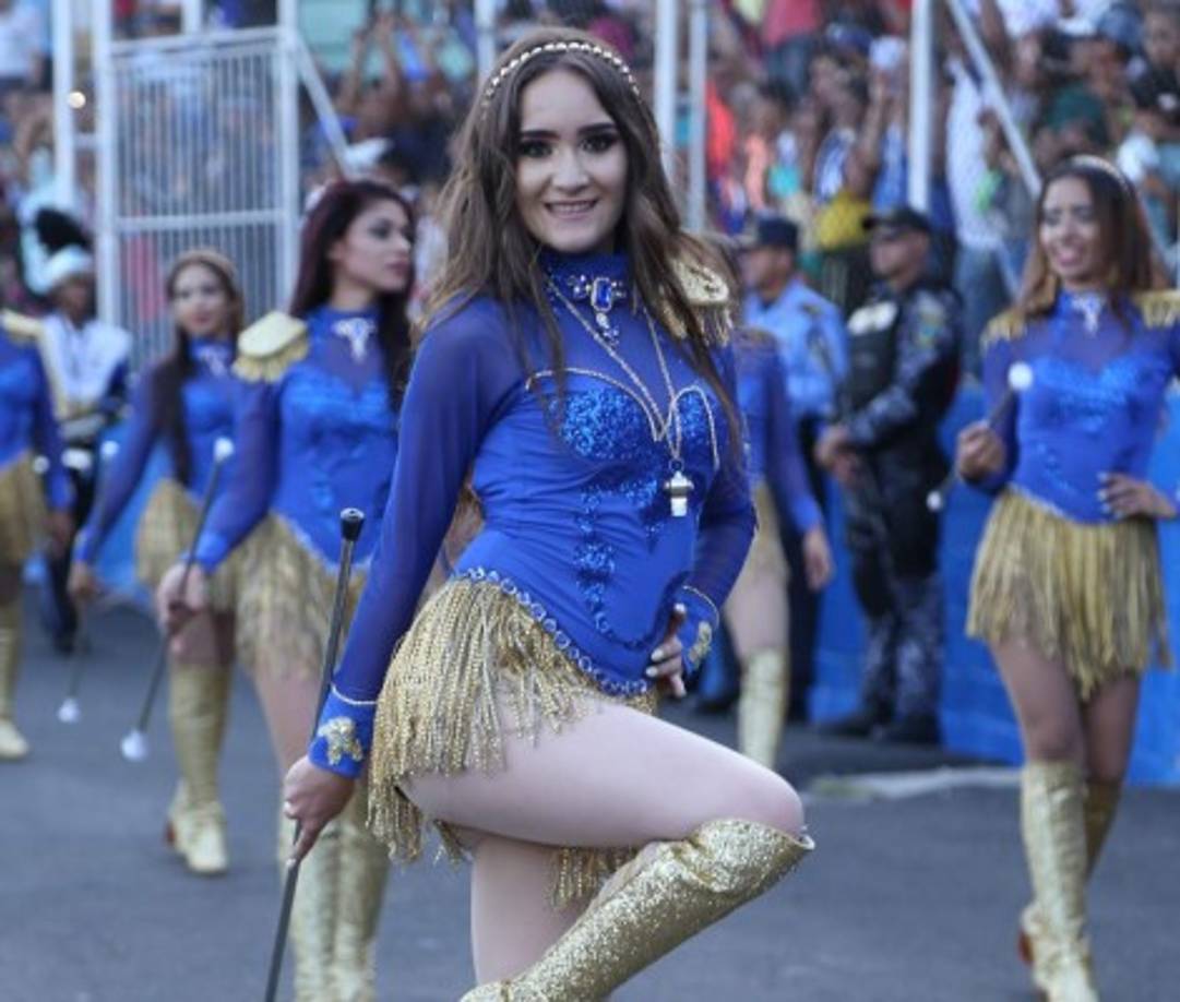 Lisy Ayala animaba al público con sus movimientos.