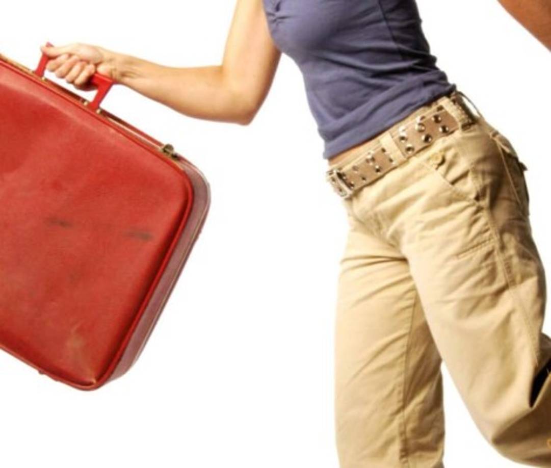 Para los que deseen viajar en el 2019: Deben tomar sus maletas a las 11 con 59 minutos y recibir el año recorriendo las calles de la colonia o barrio. Se cree que entre más lejos se llegue con las maletas, más largo será el viaje que se realizará.