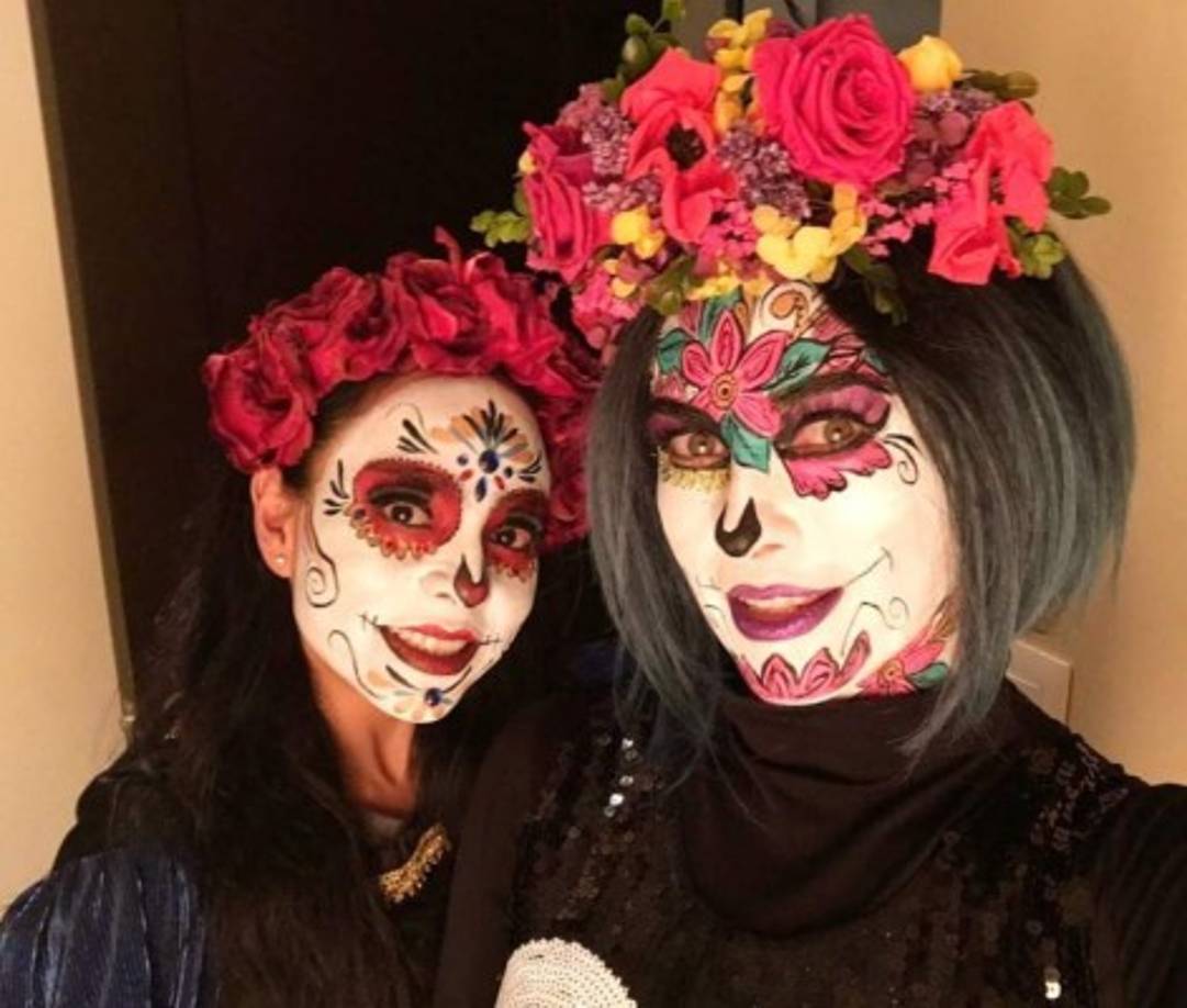 Aracely Arámbula (d) se disfrazó como la Catrina.