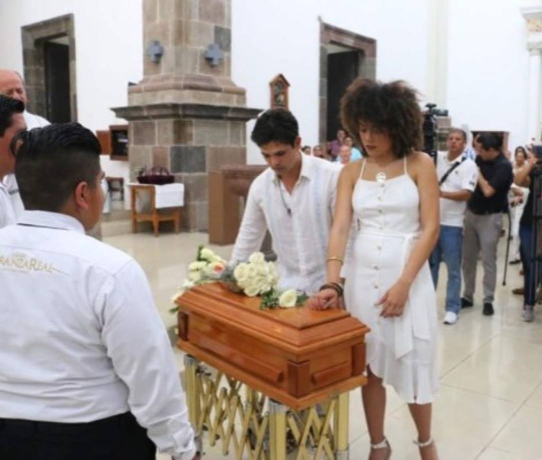 En la iglesia San Miguel Arcángel, en Comala, Colima, la pareja realizó una misa antes de darle cristiana sepultura a su pequeño guerrero.