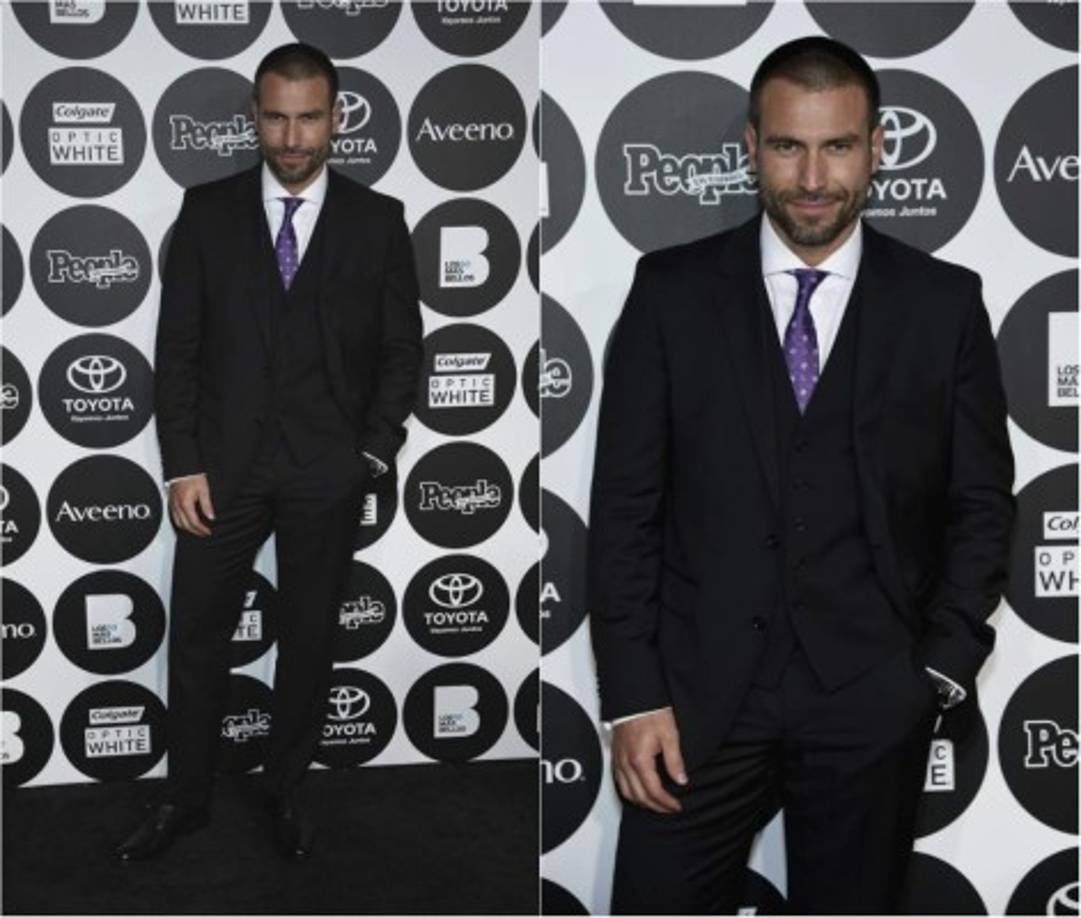 RAFAEL AMAYA. El señor de los cielos (Telemundo) optó por un traje negro de Hugo Boss y corbata en tono morado.