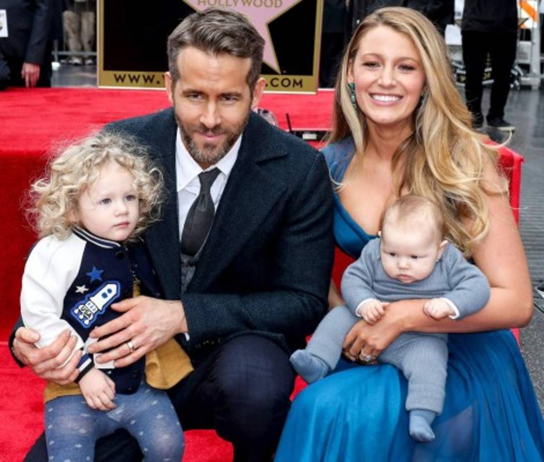 Blake Lively y Ryan Reynolds se conocieron durante el rodaje de 'Linterna Verde'. Cultivaron su amistad durante un año y un día decidieron salir en una cita doble, con otras personas. Ryan confesó que se dio cuenta que Blake era la mujer de su vida hasta que la vio con otro chico. Ahora tienen dos niñas y son una de las parejas más solidas de Hollywood.