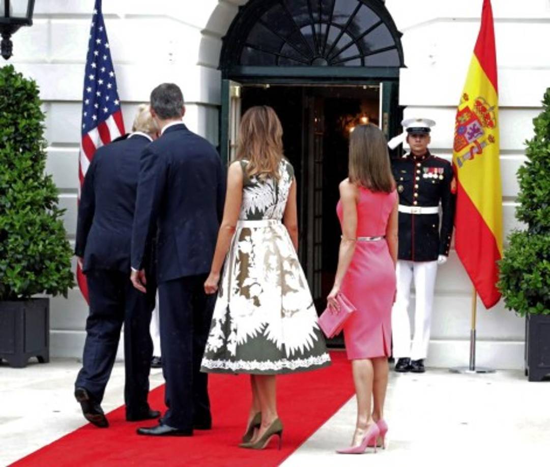 La primera dama estadounidense optó por un vestido estampado con dibujos en color blanco, también sin mangas.