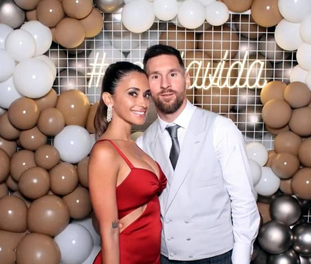 Antonela Roccuzzo lució muy hermosa con un vestido rojo.