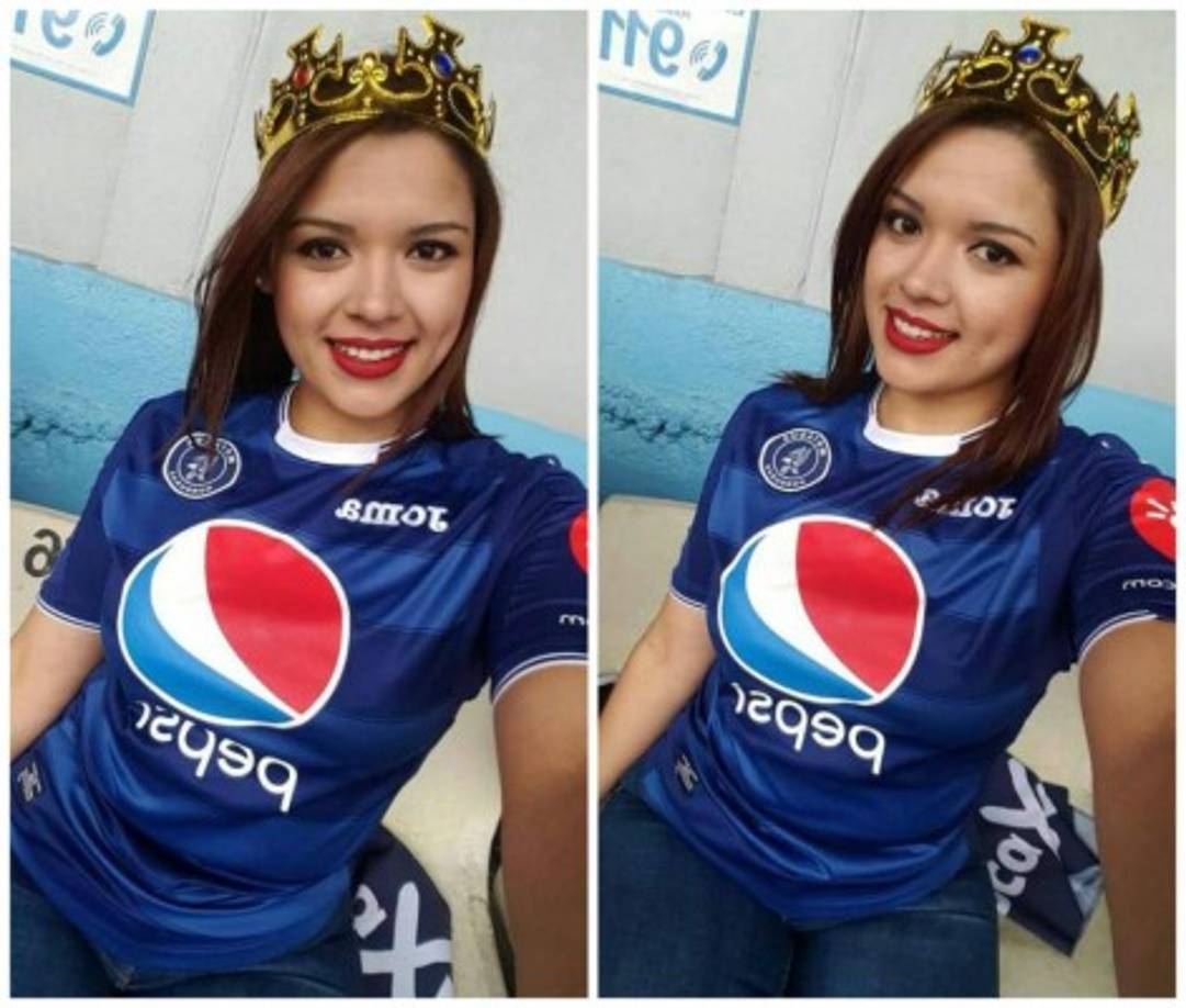 Esta aficionada del Motagua llegó al estadio Nacional con una corona en la cabeza.