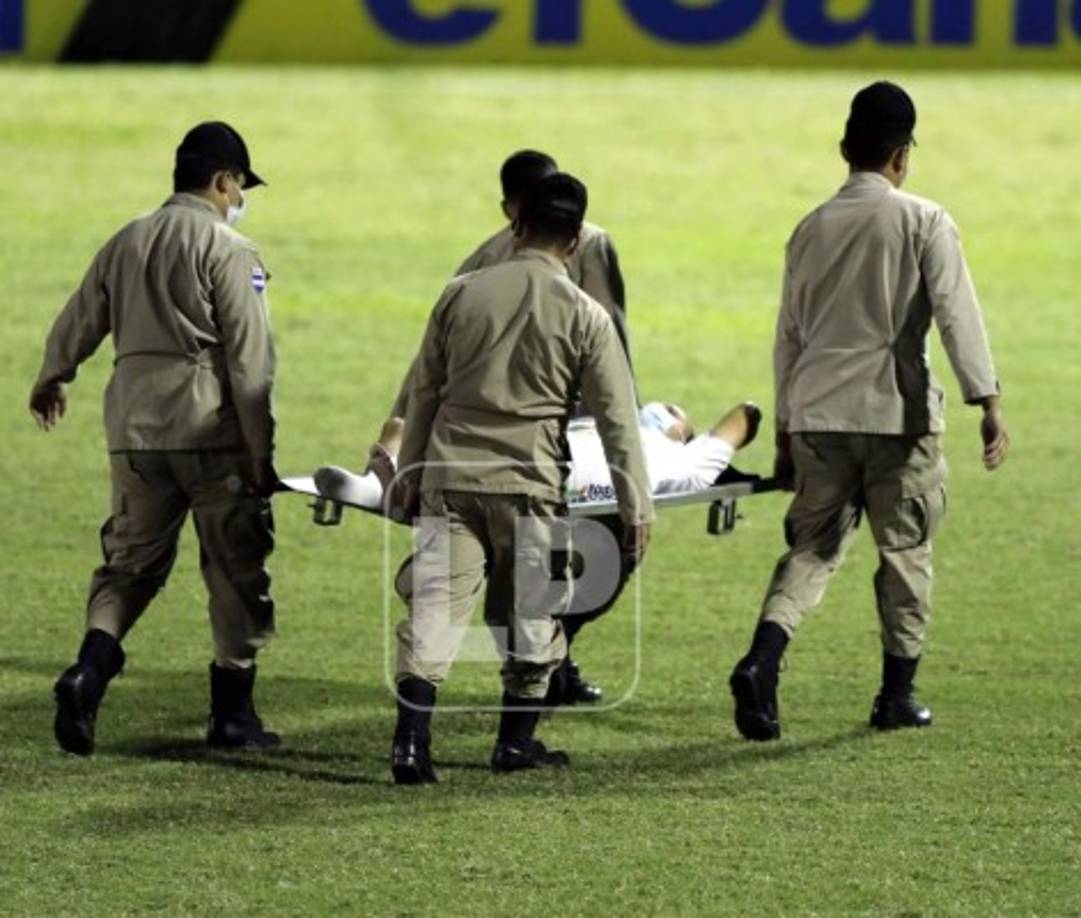 Ilce Barahona, mediocampista del Platense, se marchó lesionado y en camilla.