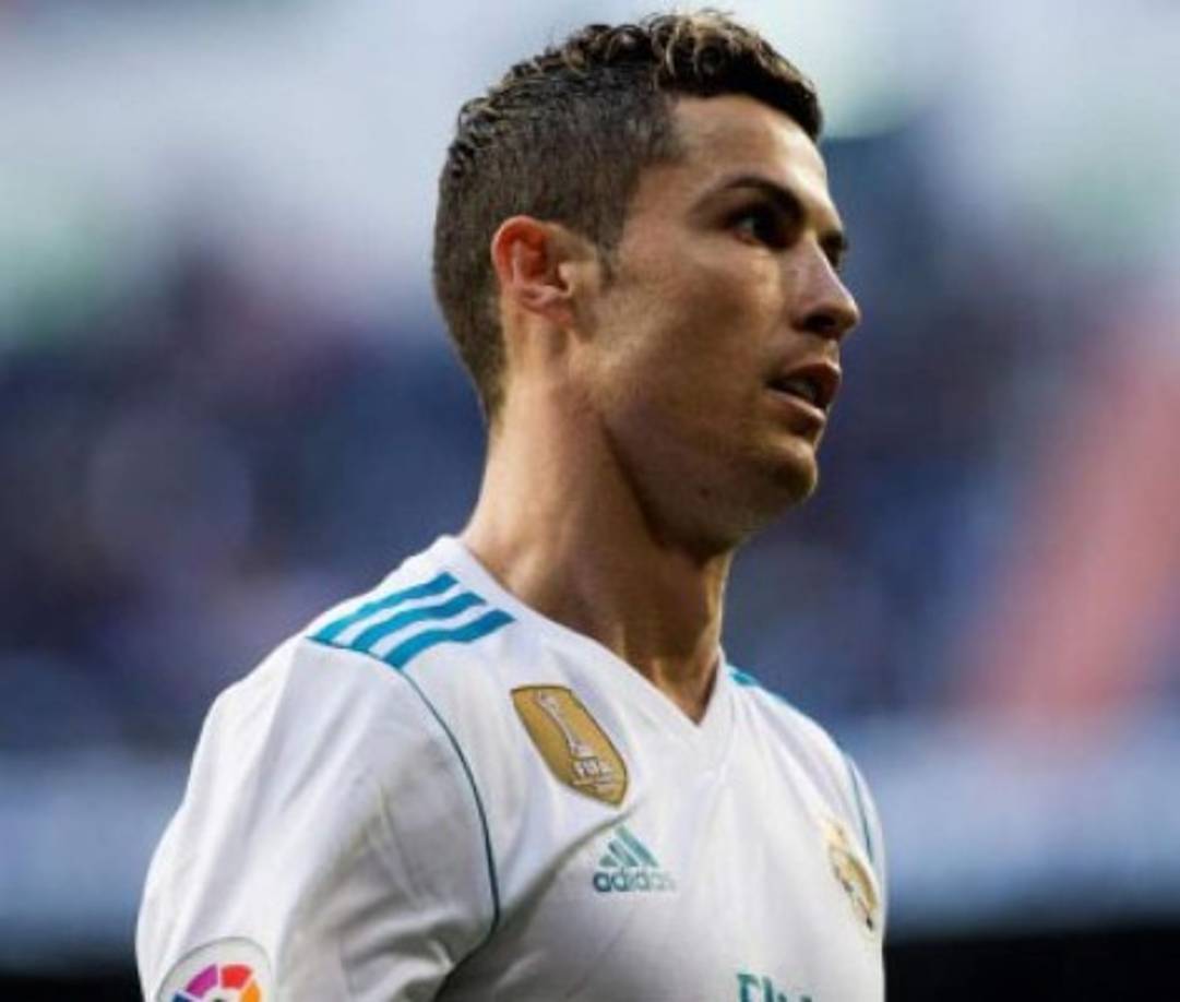 El presidente Florentino Pérez le habría incumplido a Cristiano desde hace un año con una mejora salarial, que iría de los 21 millones de euros anuales que gana hoy a 25. Se dice que la petición del jugador ronda-ría los 30 millones libres de impuestos, más bonos por objetivos alcanzados