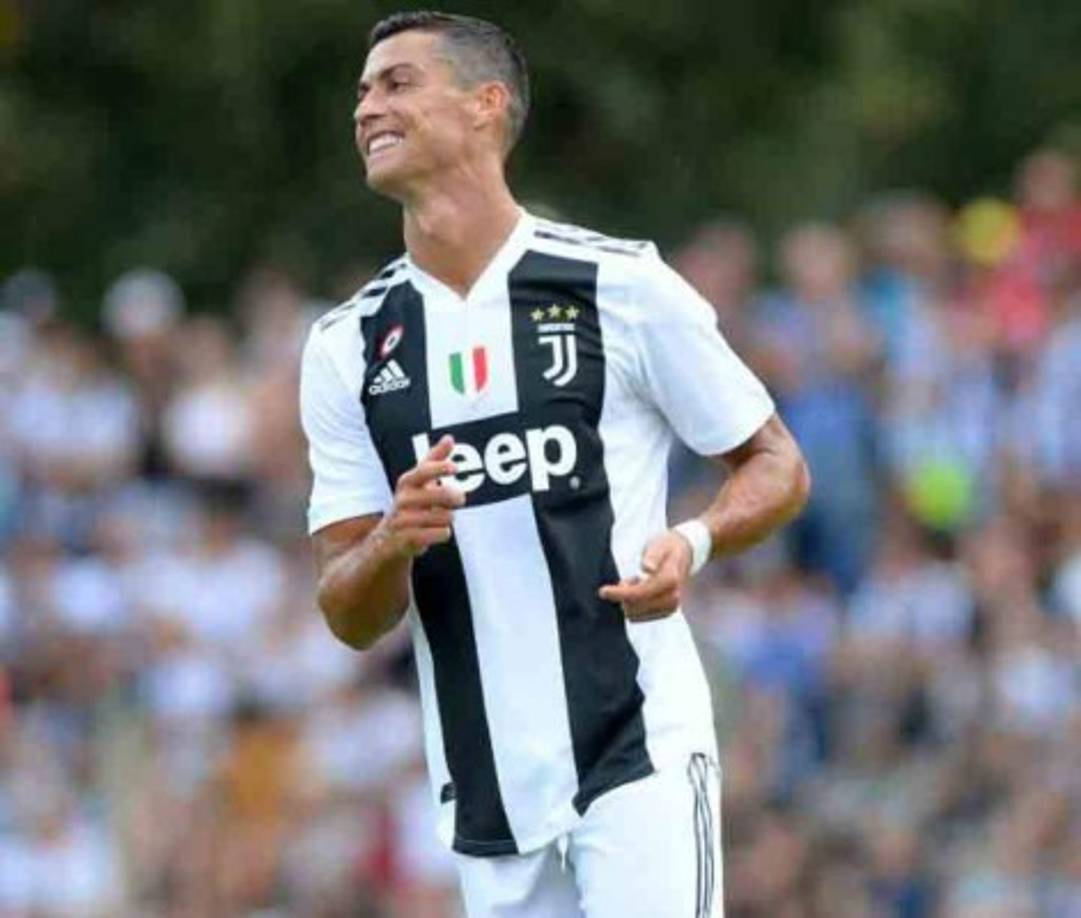 Juventus' Portuguese forward Cristiano Ronaldo shows his six-pack as he celebrates after opening the scoring during the UEFA Champions League group H football match Juventus vs Manchester United at the Allianz stadium in Turin on November 7, 2018. (Photo by Marco BERTORELLO / AFP)