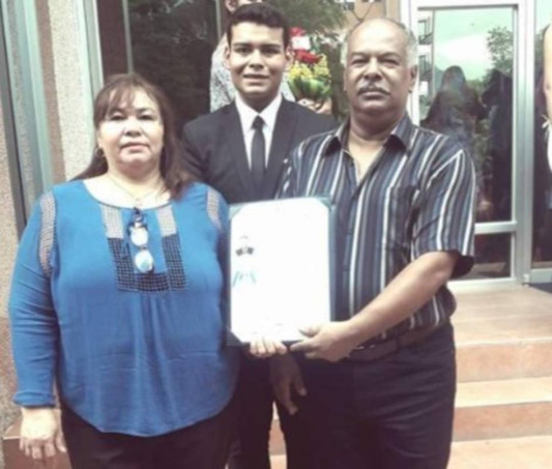 Los cadáveres fueron encontrados en la sala de la casa el de la mujer y el de su hijo y esposo dentro de una habitación.