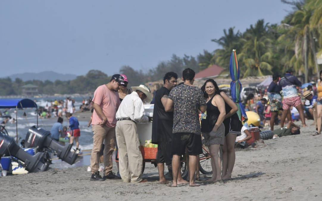 Este caballero (de blanco) aprovecha la temporada de calor para vender las refrescantes nieves. 