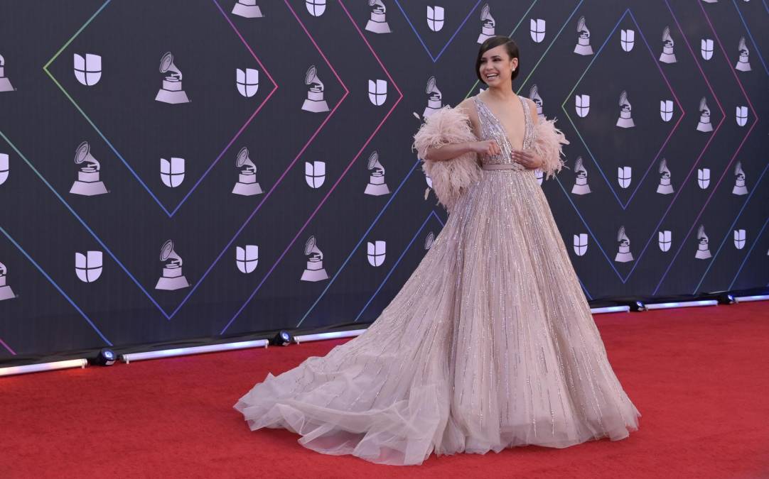 Las estrellas apuestan por los tonos rosas en la alfombra roja de los Latin Grammy 2021