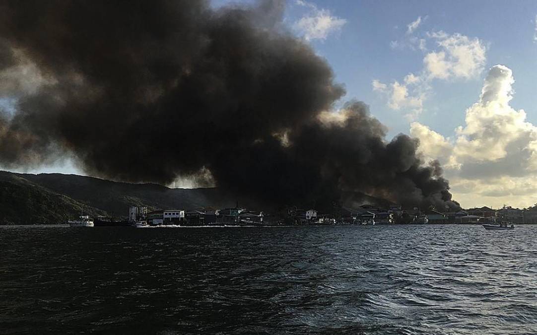 En las imágenes y videos transmitidos por medios locales se podía ver la zona devastada, en la que aún quedaban columnas de humo.