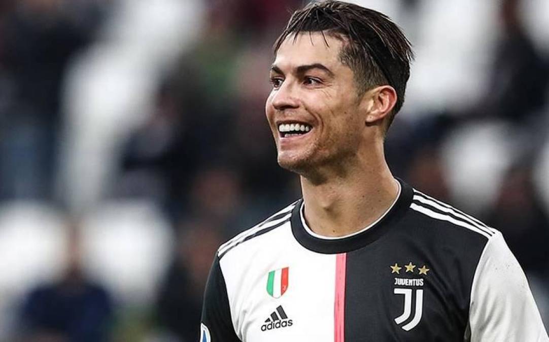 Lo más evidente es que Cristiano Ronaldo también cuenta con carillas dentales. Sus dientes ahora lucen perfectos. El costo de este tratamiento anda entre 400 y 700 euros por diente.